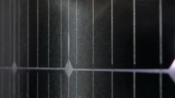 Panel energii słonecznej z cieniami od chodzących ludzi. — Wideo stockowe