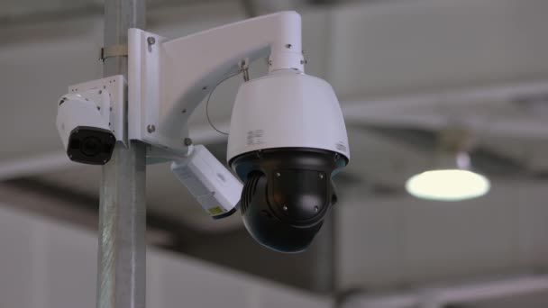 사무실에 설치 된 실내 회전 감시 카메라. — 비디오