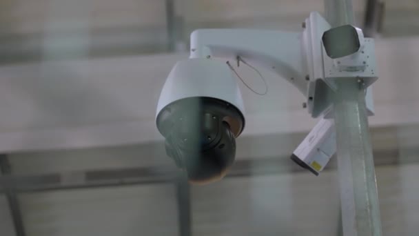 Black surveillance video camera turning to the right. — Vídeo de Stock