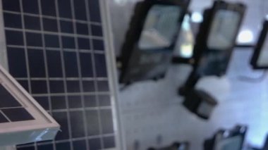 Stüdyoda büyük LED ışıklar ve güneş paneli.