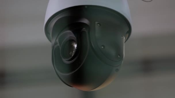 Close-up da câmera de vídeo de vigilância girando em torno. — Vídeo de Stock