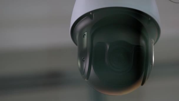 Close-up of rotating surveillance security video camera. — ストック動画
