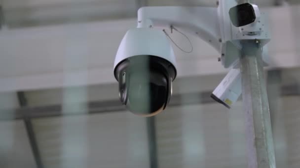 Close-up of surveillance security video camera rotating to the right. — Stock videók