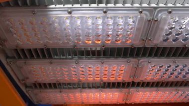 LED lamba veya panel uzun plaka üzerinde küresel parçaları dışbükey.