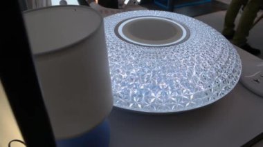 Büyük piramit desenli metal cam levha üst görünümü.