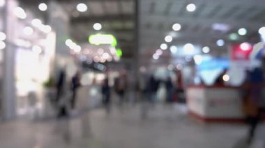 AVM 'de hızlı yürüyen cep telefonu..