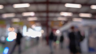 AVM 'de yürüyen kalabalıklar bulanıklaştı..