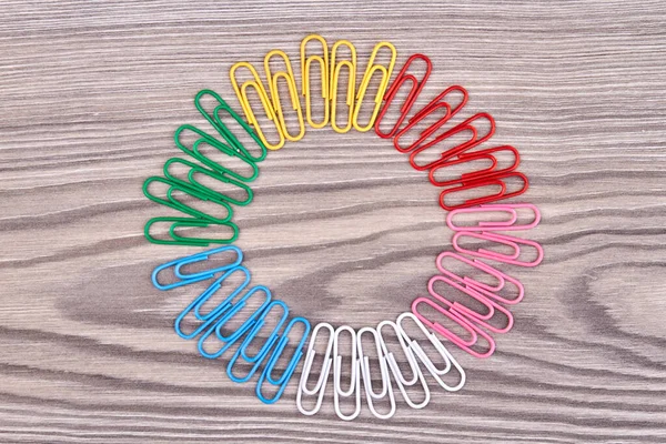 Top view colorful paperclips arranged in a circle. — Stock fotografie