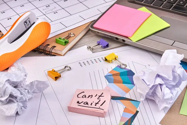 Close-up sticky notes with cant wait handwriting and office stuff. — Foto Stock