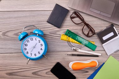 Üst görünüm düz alarm saati ve kırtasiye ofis ögeleri.