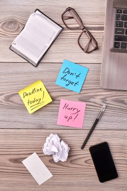 Sticky notes with motivation text and work office accessories.