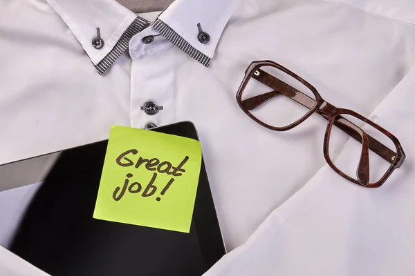 Sticky note with tablet and glasses on the white shirt. — Fotografia de Stock