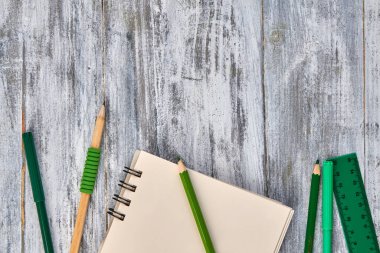 Üst görünüm düz kalem ve cetvel.