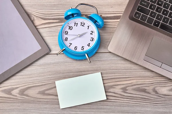 Alarm clock with blank paper for copy space on wooden desk. — Φωτογραφία Αρχείου