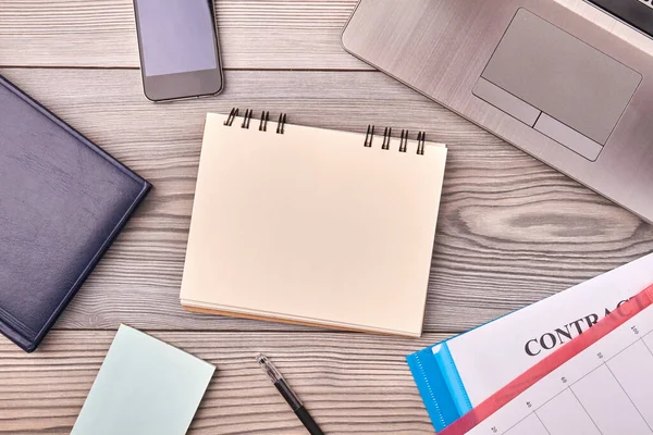 Blank notepad and office stationery items for copy space. — Foto de Stock