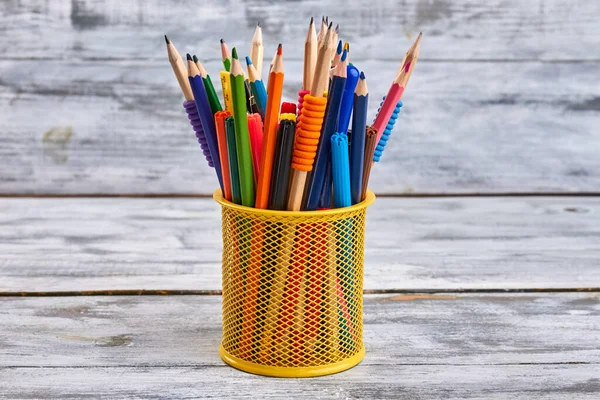Kalem ve kalemlerle dolu sarı tutucu.. — Stok fotoğraf