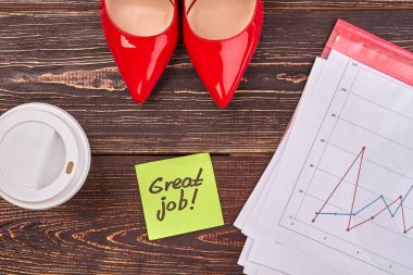 Üst manzara düz kırmızı ayakkabılar ve plastik bardak..