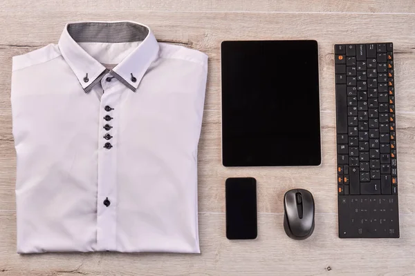 Tablet klavyesi ve faresi olan üst görünüm katlanmış gömlek. — Stok fotoğraf