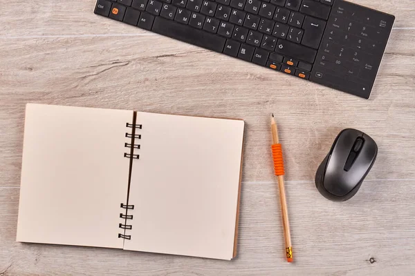 Blank notepad for copy space with pencil and mouse. — Foto de Stock