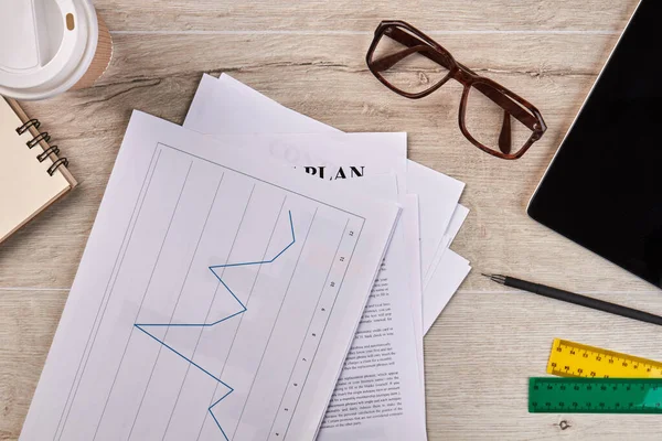 Documentos de trabajo con gráfico estadístico y gafas. — Foto de Stock