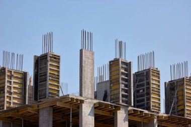 İnşaat alanında tamamlanmamış çimento bina..