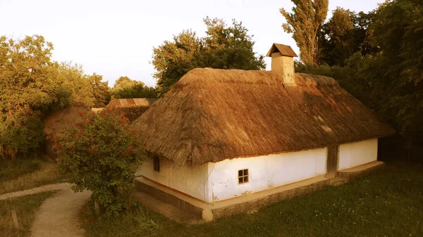 Bir katlı, sazdan çatılı köy evi.. — Stok fotoğraf