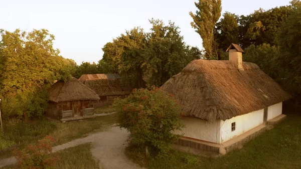 Çatılı küçük bir köy evi.. — Stok fotoğraf