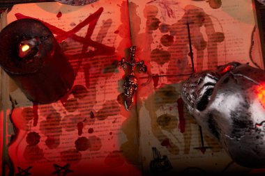 Kafatasının üstü ve satanist haç. Lanet olası satanist incilin üstü..