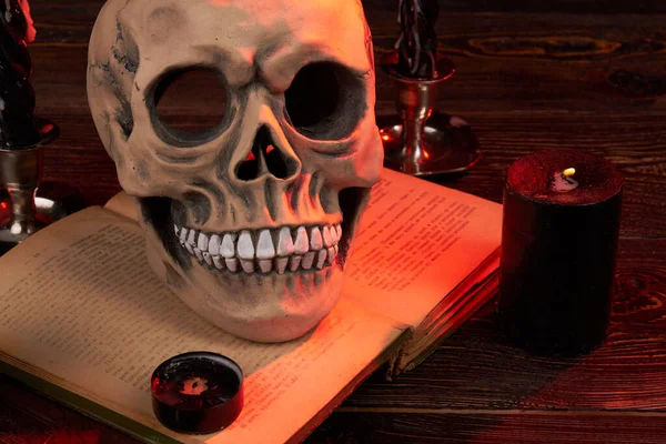 Wicca satanic ritual concept. Humans skull on the satanic bible book. — Stock Photo, Image