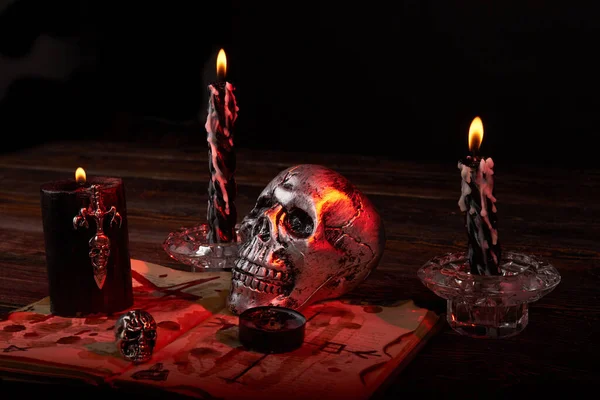 Stillevens schedel met kaarsen en andere accenten voor satanisch ritueel . — Stockfoto