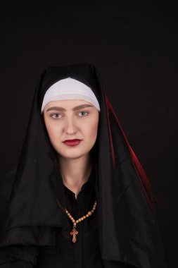 Kafkas rahibesinin tahta haçlı dikey portresi..