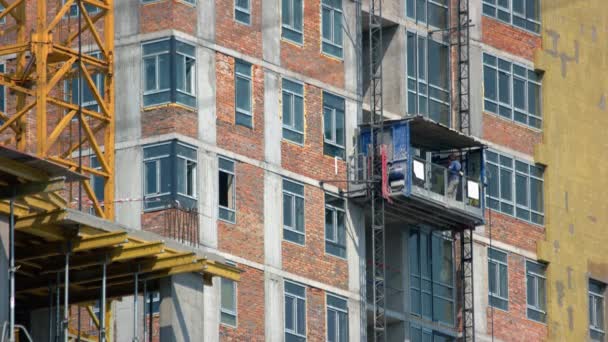 Robotnicy budowlani schodzą windą.. — Wideo stockowe