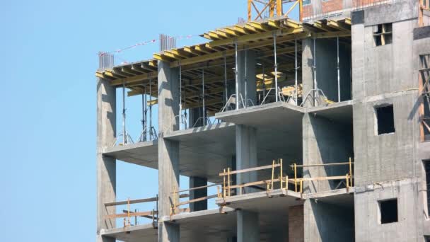 Bâtiment en construction sur fond de ciel bleu. — Video