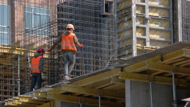 Pracovníci na staveništi mrakodrapu. — Stock video