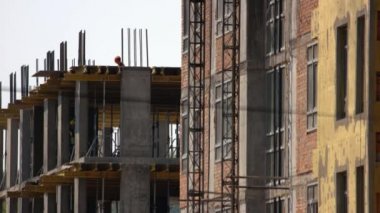 Bir gökdelen binasının zemininde inşaat işçileri.