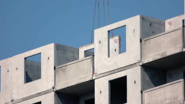 Grúa planta la pared en el edificio de gran altura. — Vídeos de Stock