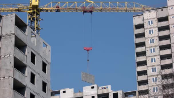 거대 한 건축용 크레인 이 건물 의벽을 설치하다. — 비디오