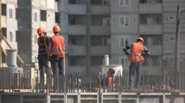 Tatilde inşaat işçileri konuşuyor..