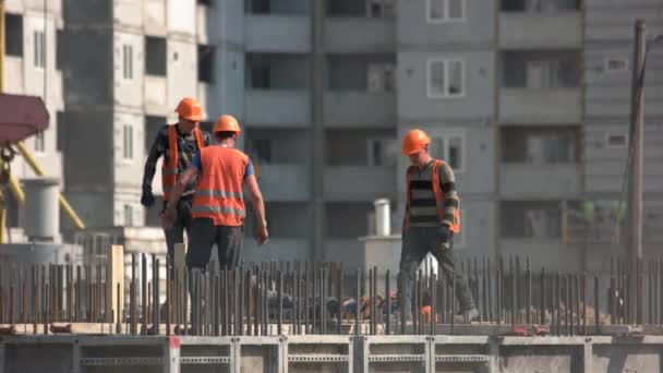 Rychlý pohyb stavebních dělníků, kteří instalují drát. — Stock video