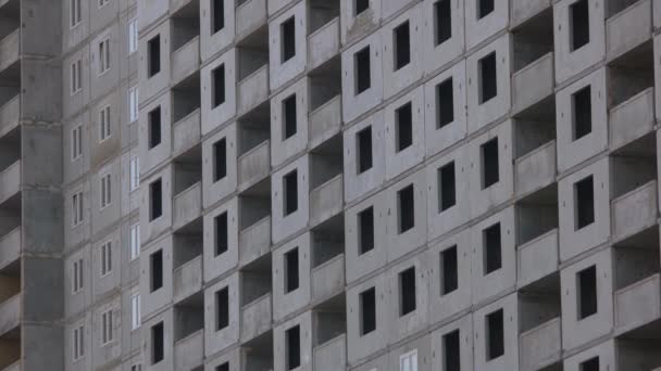 Construção do edifício alto sem janelas. — Vídeo de Stock