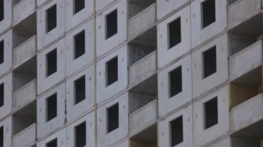 İnşaat halindeki yeni gökdelen ve sarı vinç.