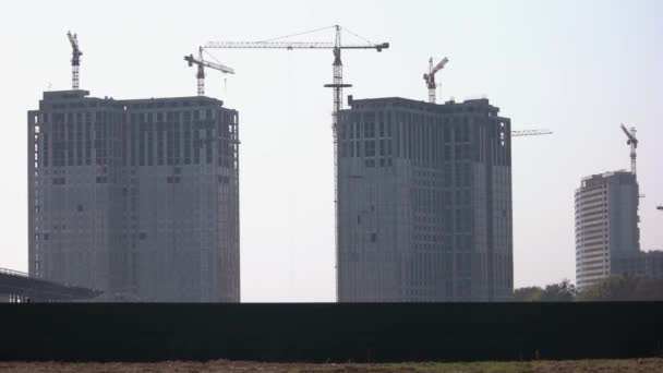 Construção de muitos arranha-céus de alta elevação. — Vídeo de Stock