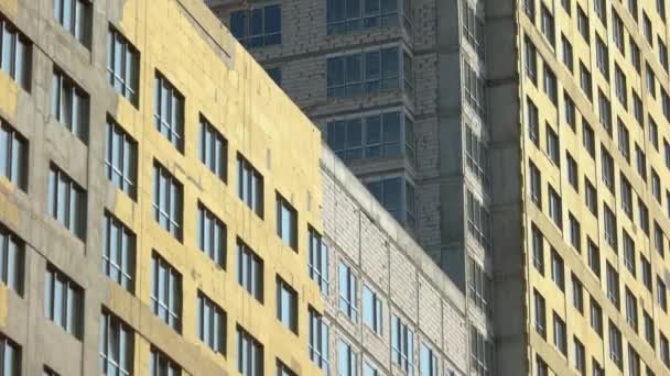 Parte inferior e topo de um novo edifício de arranha-céus hig-rise. — Vídeo de Stock
