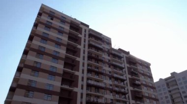 Vinçleri ve elektrik kablosu olan yeni yüksek binalar.