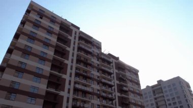 Yeni kahverengi yüksek bina yerleşime hazır.