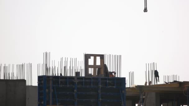 Trabajador está trabajando en el sitio de construcción del edificio. — Vídeo de stock