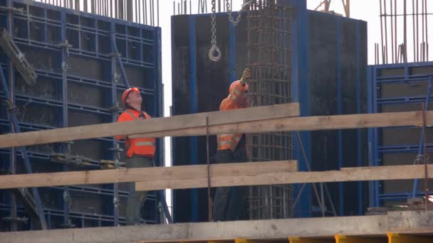 Trabalhador de construção escalada no quadro de metal. — Vídeo de Stock