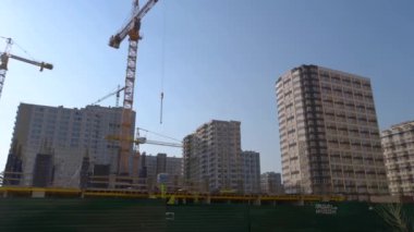 İnşaat ve vinç altındaki yüksek binalar.