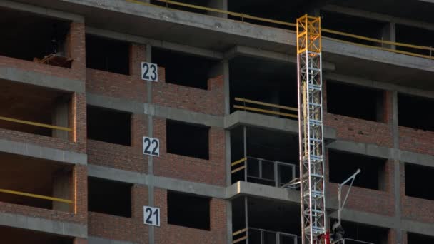 Ascensor de construcción con trabajadores en elevación. — Vídeo de stock