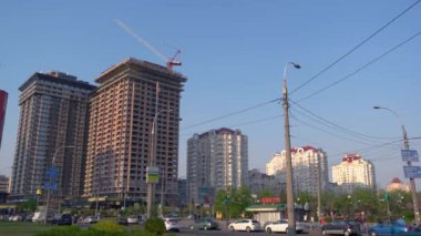 Yüksek binalar ve arabalarla dolu bir şehir manzarası.